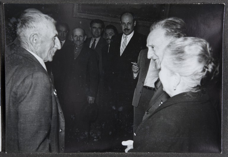 Reggio Emilia, 1955, Sala del Tricolore, Festeggiamenti per l'80° di Alcide Cervi, Alcide Cervi a colloquio